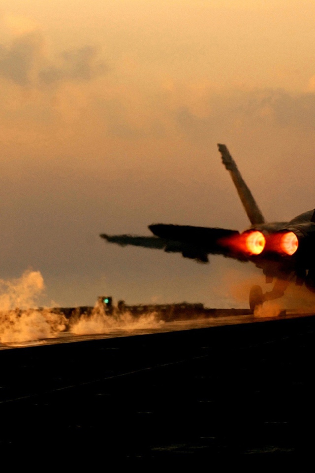 Самолет Ф-18 взлетает