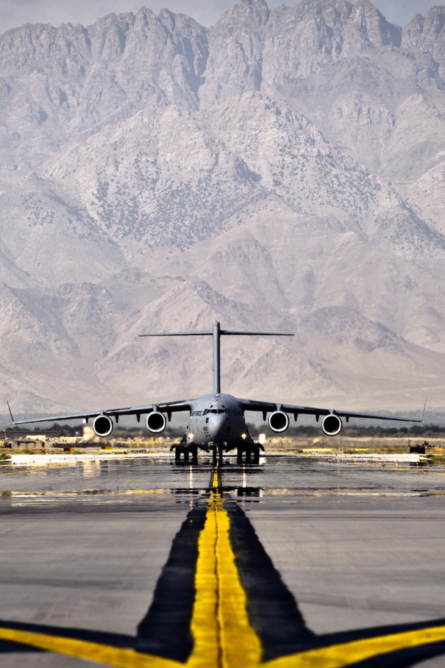 Самолет на взлетной полосе