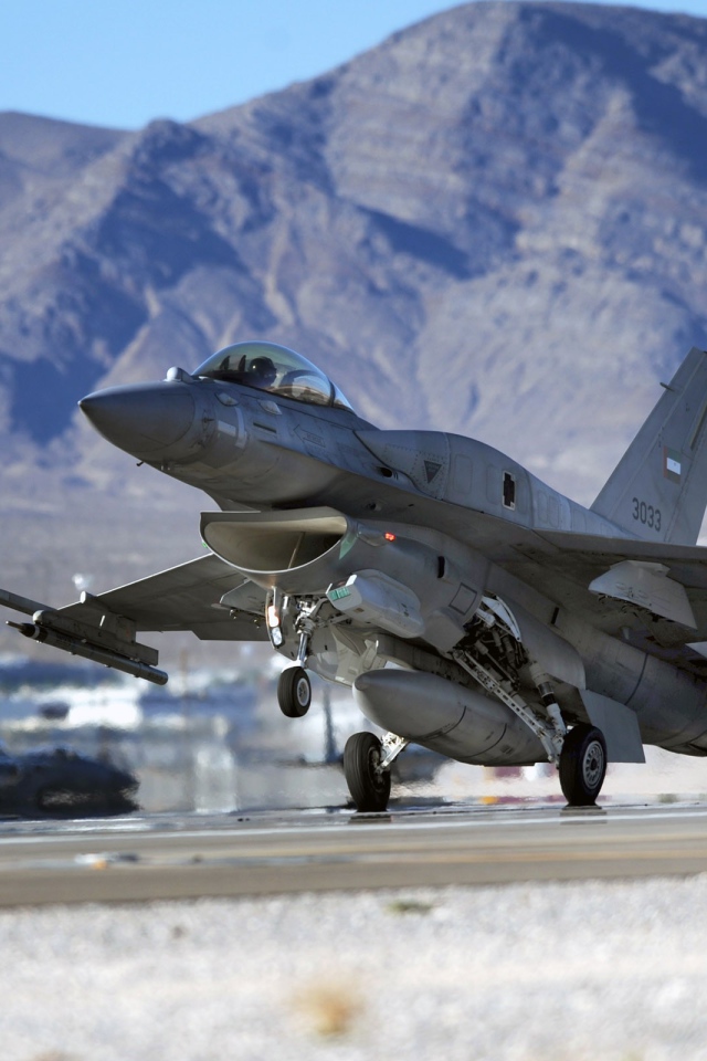 Взлет военного самолета Ф-16