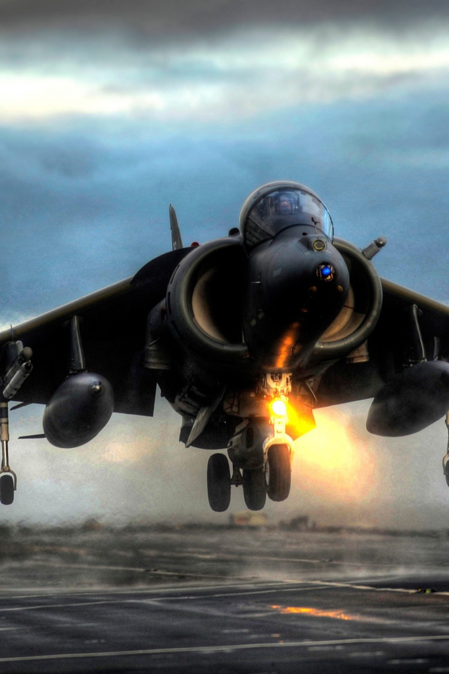 Взлет военного самолета