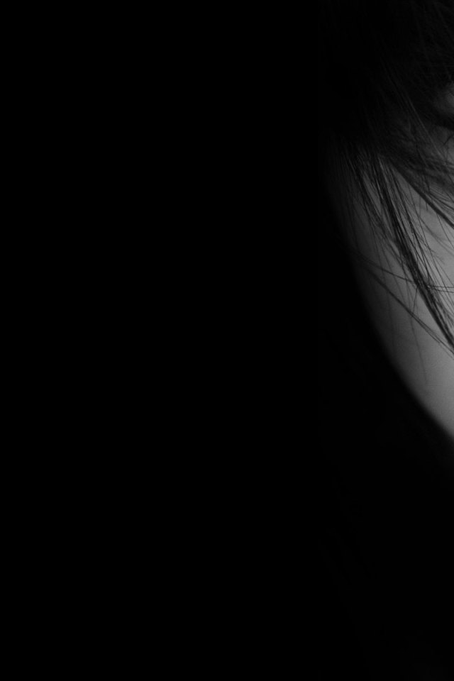 Черные обои с голубоглазой девушкой