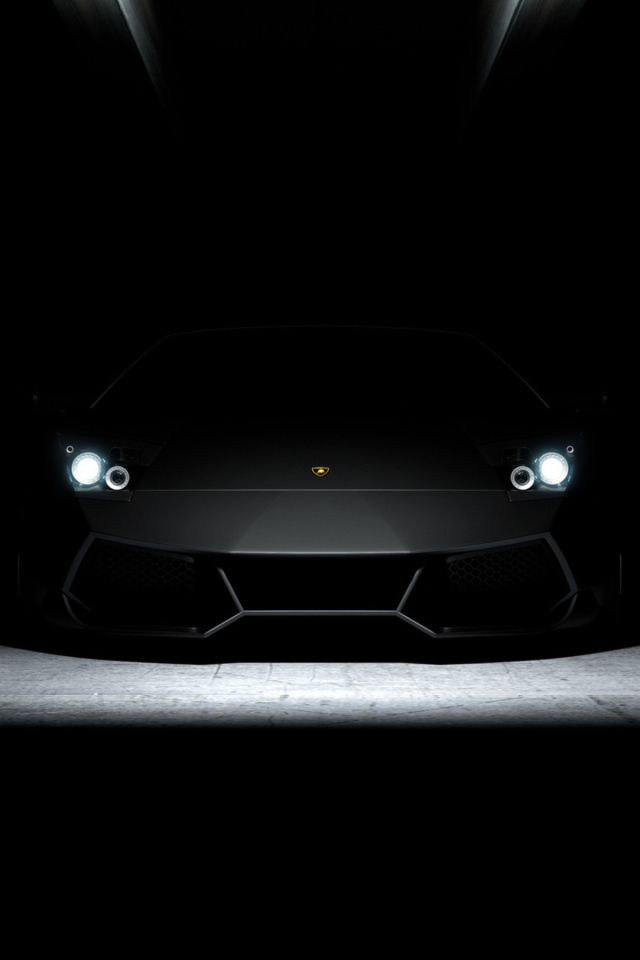 Автомобиль на черных обоях