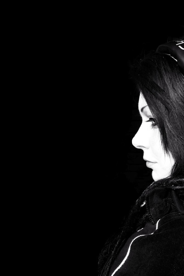 Девушка в наушниках на черном фоне