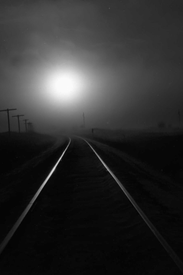 Железная дорога на черных обоях