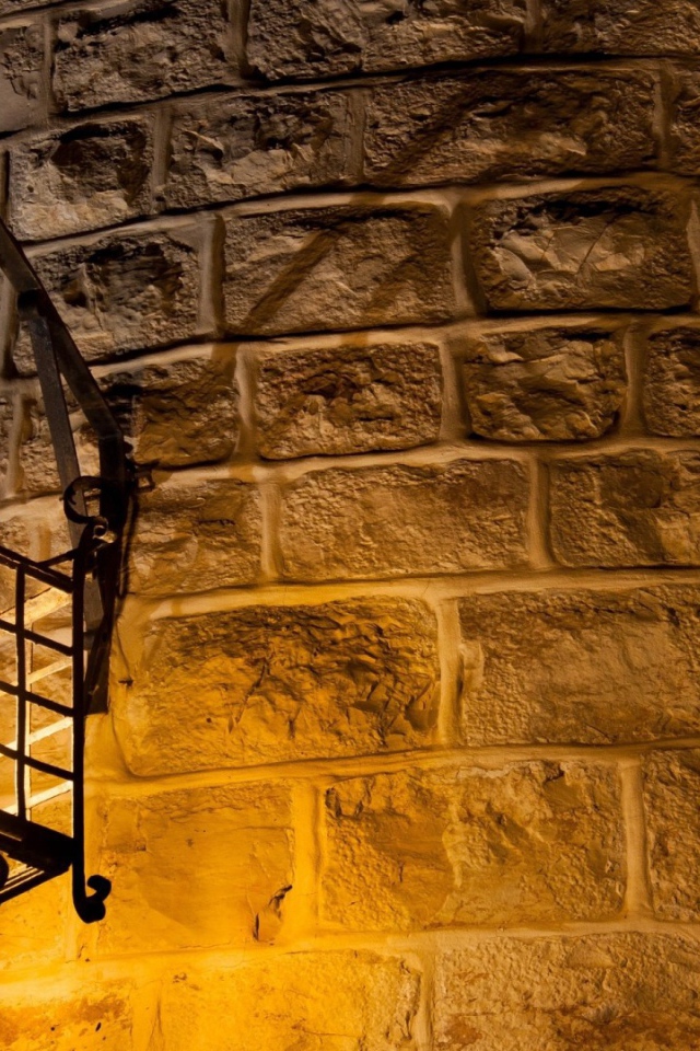 Фонарь на стене