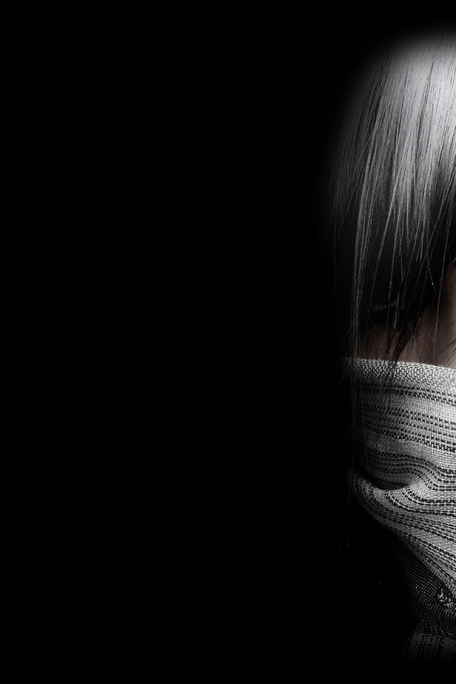 Лицо в маске на черных обоях