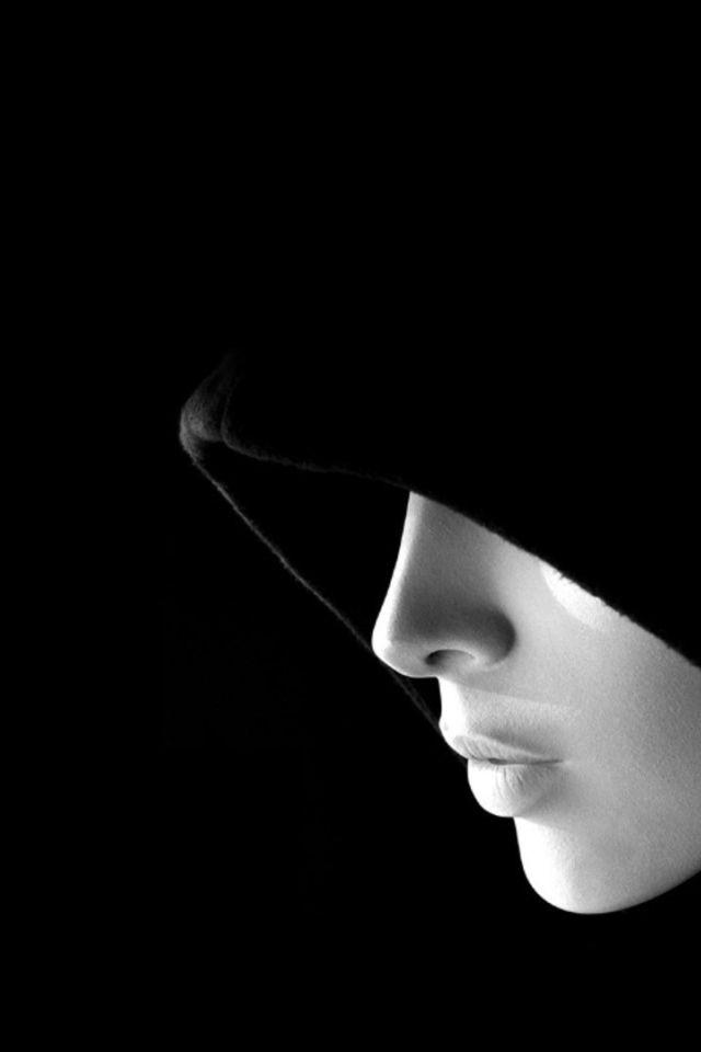 Лицо в капюшоне на черных обоях