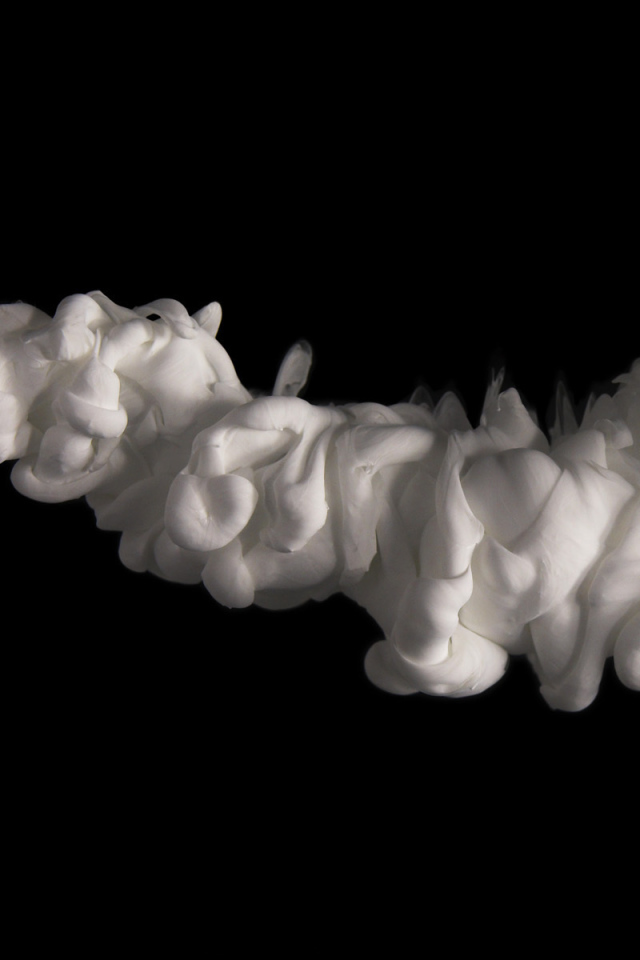 Белый дым на черных обоях