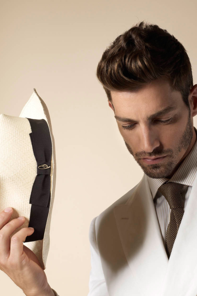 Мужчина в костюме от Brioni