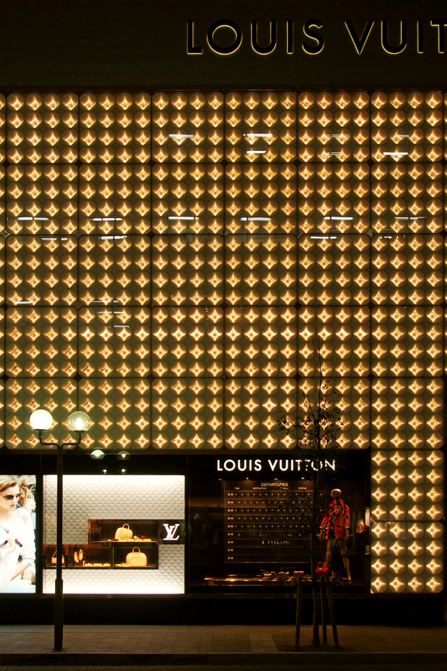 Дорогой бутик Louis Vuitton