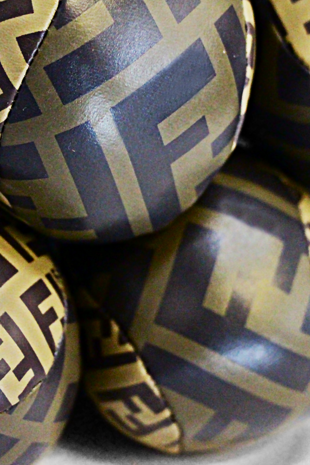 Логотип Fendi на коже