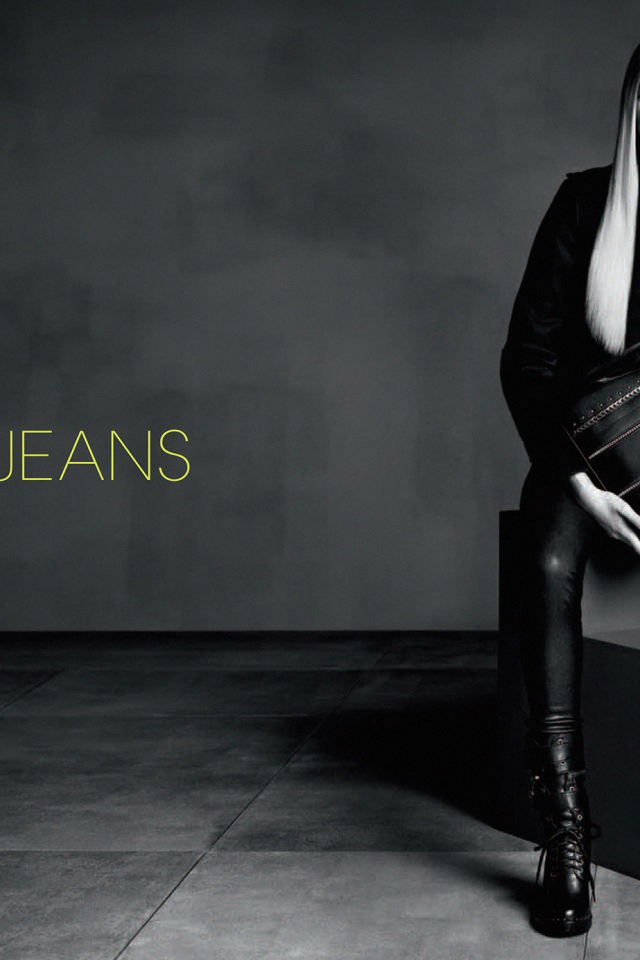 Девушка в джинсах от Versace