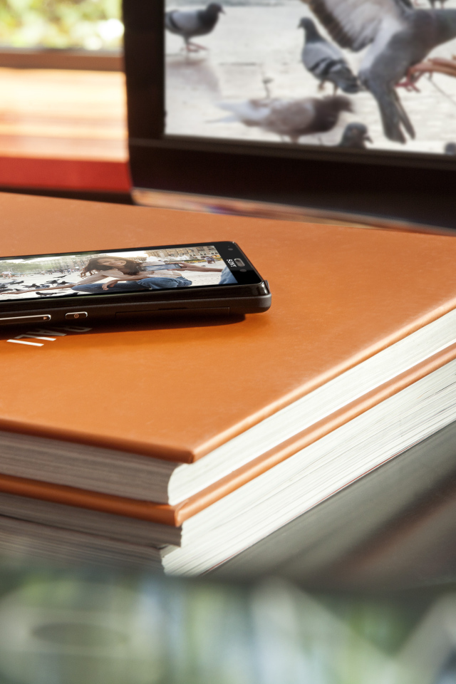 Мобильный телефон на книге