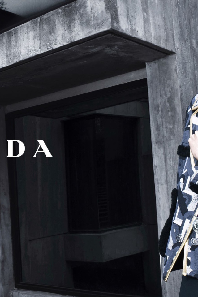 Модель в одежде Prada