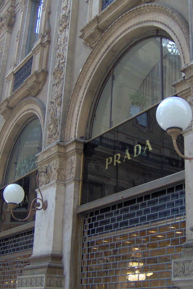 Магазин бренда одежды Prada