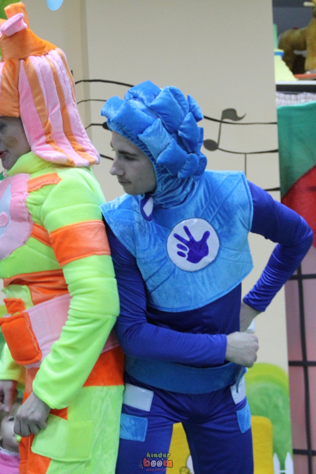 Актеры в костюмах фиксиков