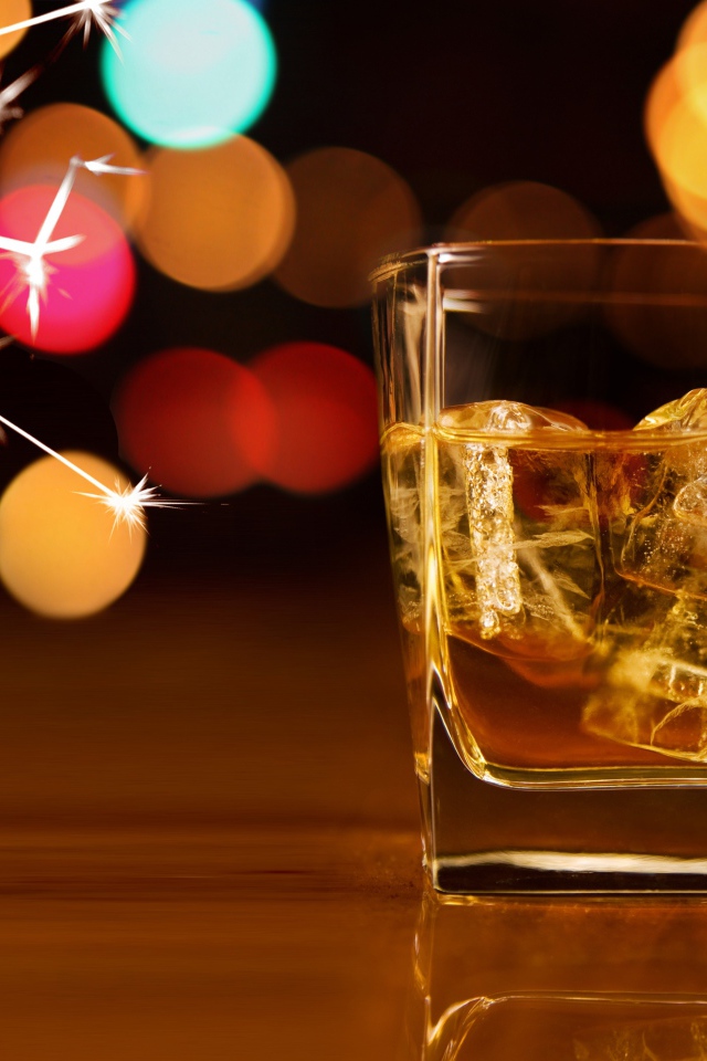 Стакан виски со льдом