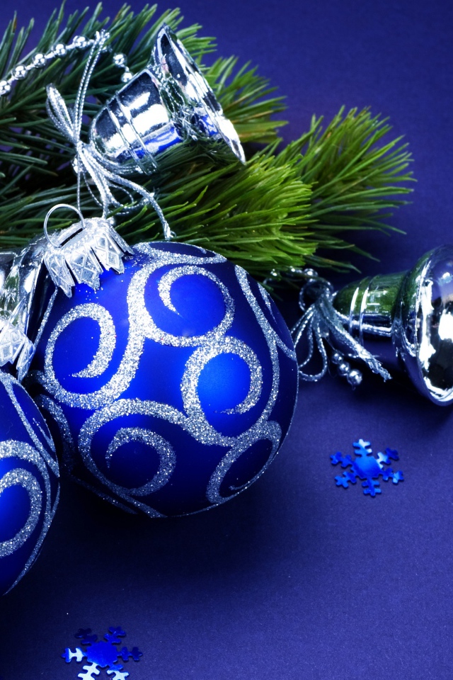 Новогодние шары и колокольчики