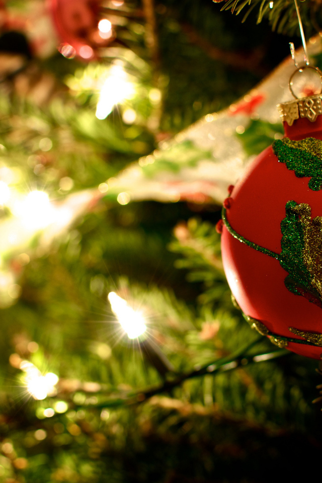 Гирлянда и шар на елке