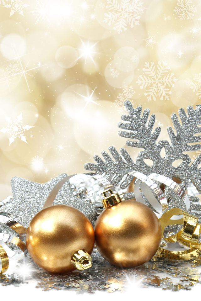 Золотые шары на рождество