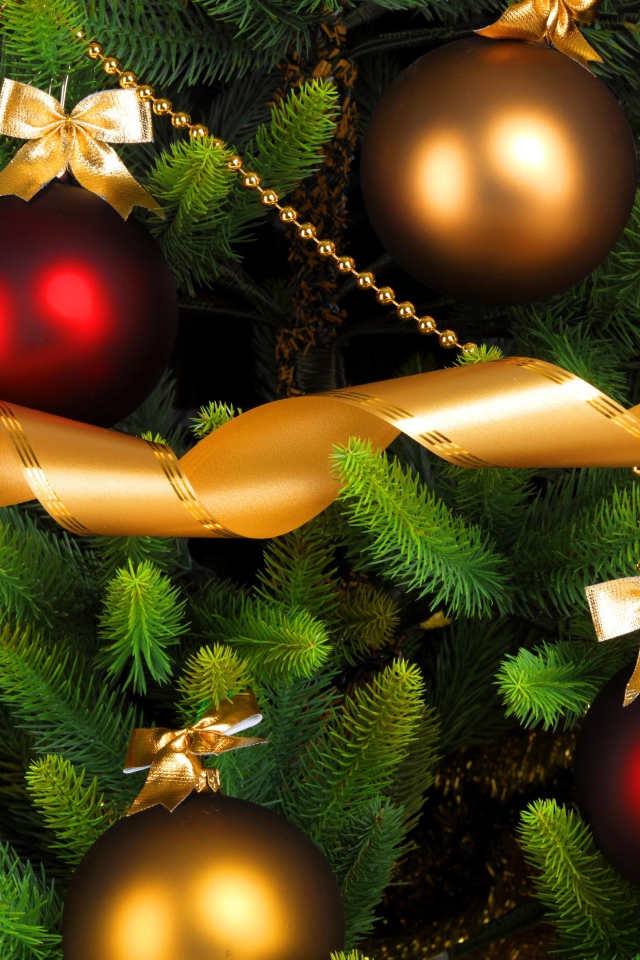 Красные шары на елке