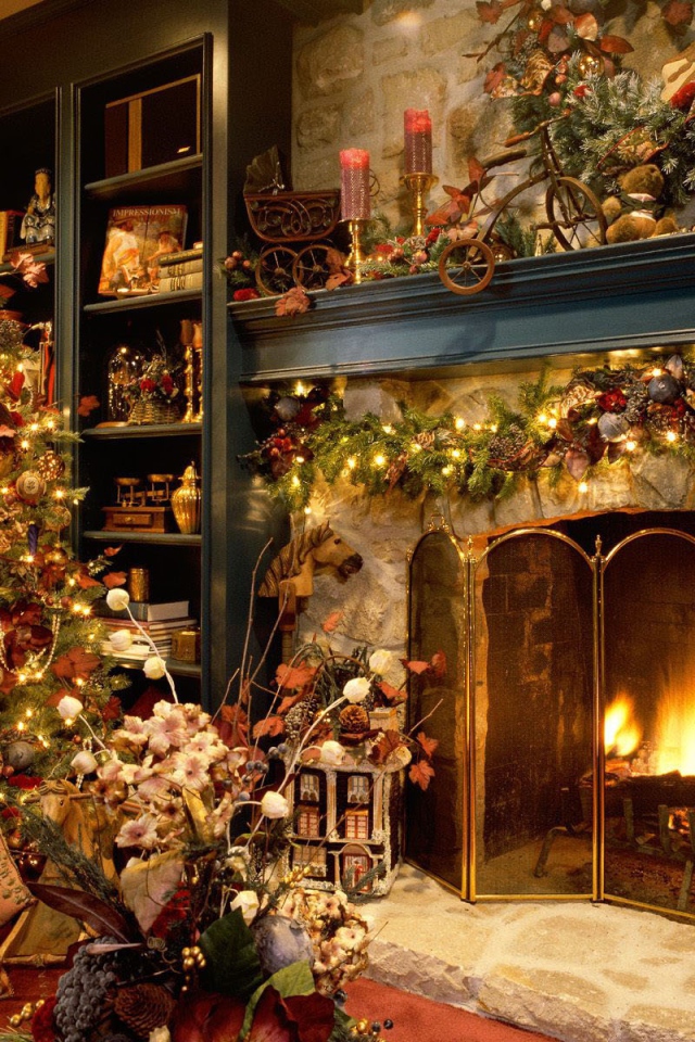 Елка у камина на Рождество