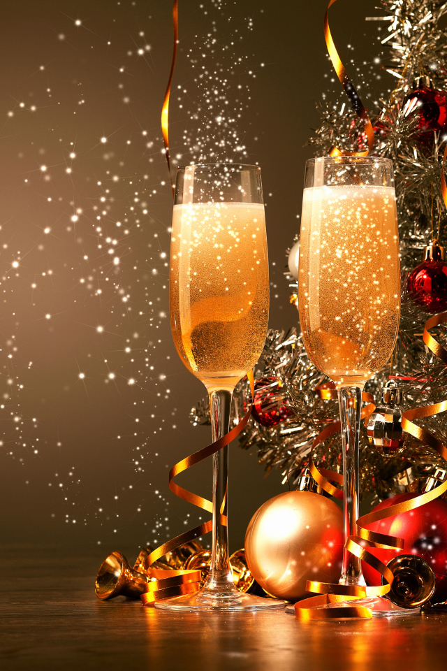 Елочные игрушки и шампанское