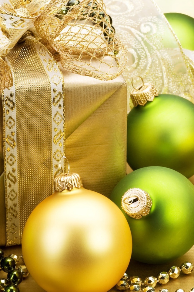 Золотые шары , бусы и подарок