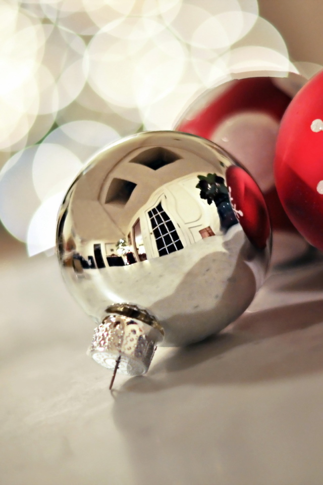 Белый шар на рождество