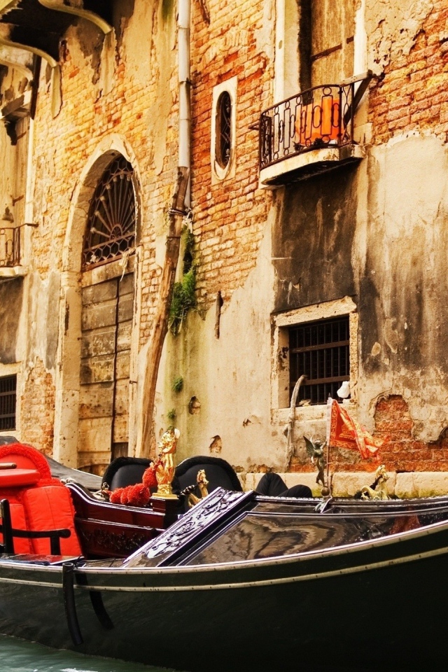 Лодка около дома в Венеции