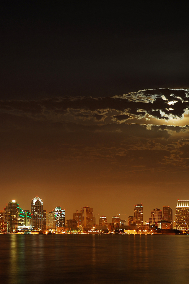 Луна за облаками