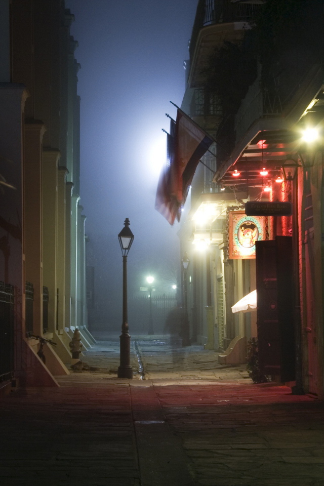 Узкая улица с фонарями