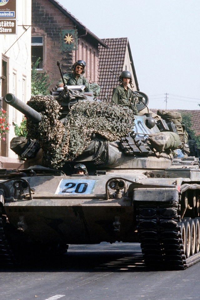 Танк на улице города