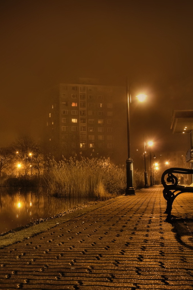 Скамейка около реки в городе