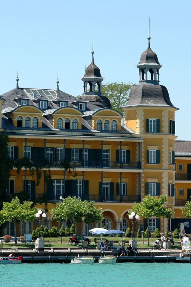 Дом на набережной