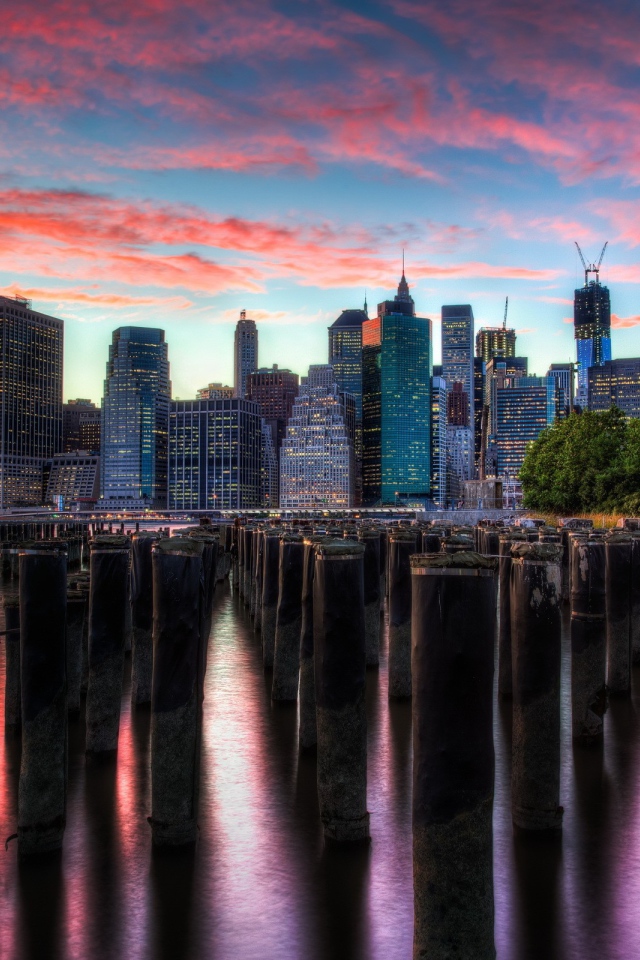 Деревянные сваи в воде