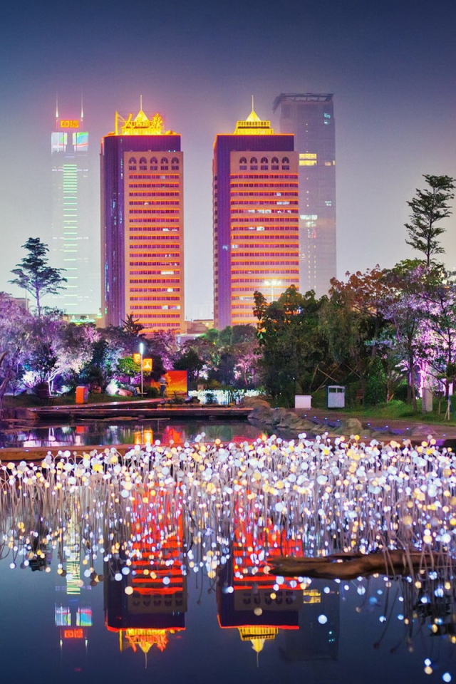 Зеленый парк в мегаполисе