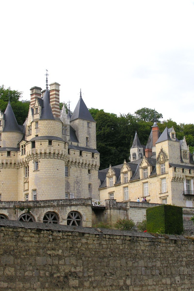 Старинный дворец из желтого камня