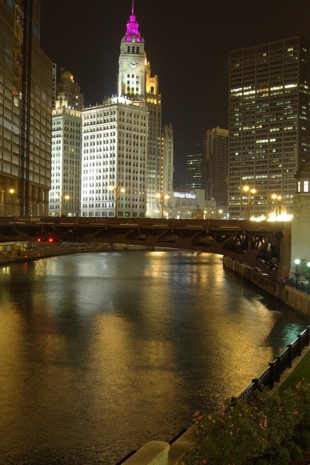 Мост через реку в городе