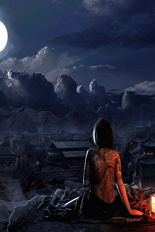 Японская девушка смотрит на луну