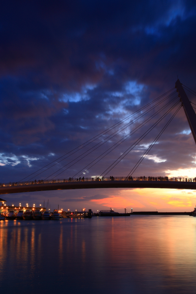 Люди на мосту в Нью Тайпей