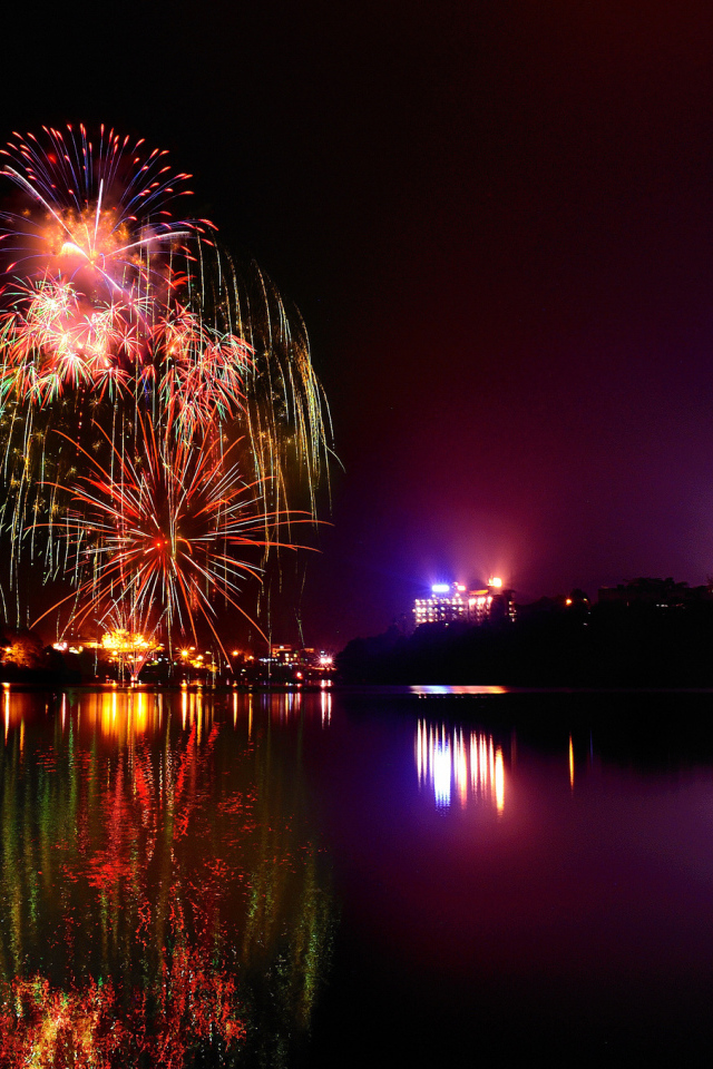 Отражение фейерверка в озере