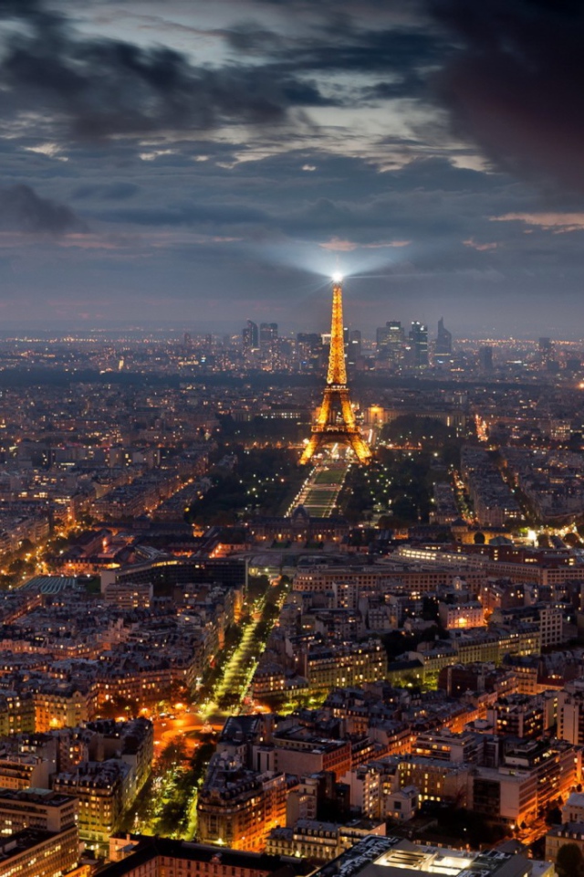 Центр Парижа ночью
