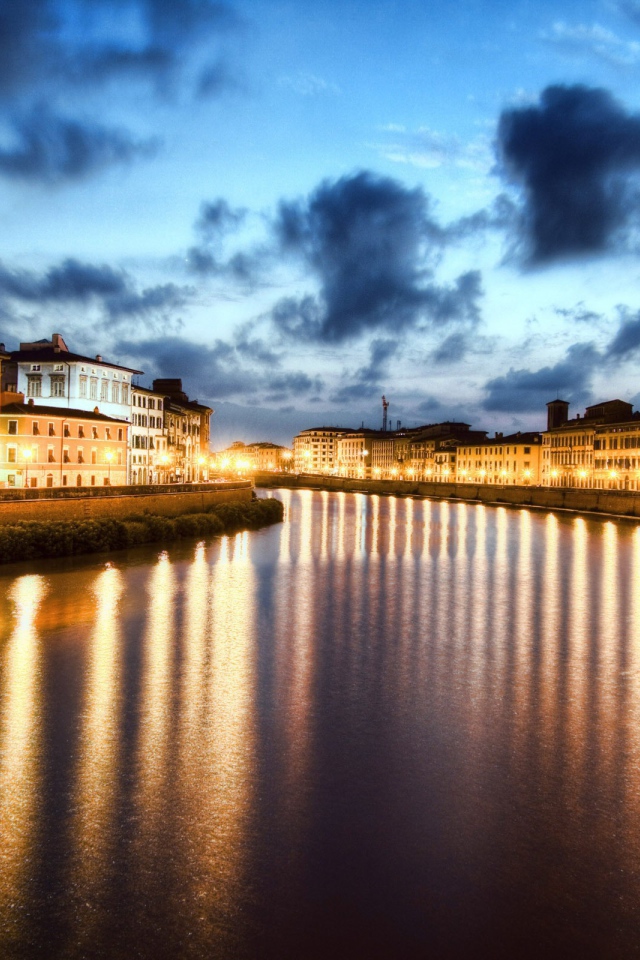 Огни города на берегу реки