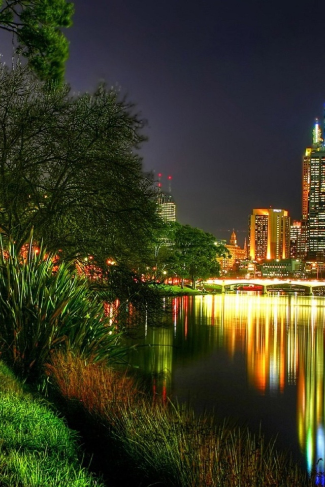 Огни города отражаются в реке