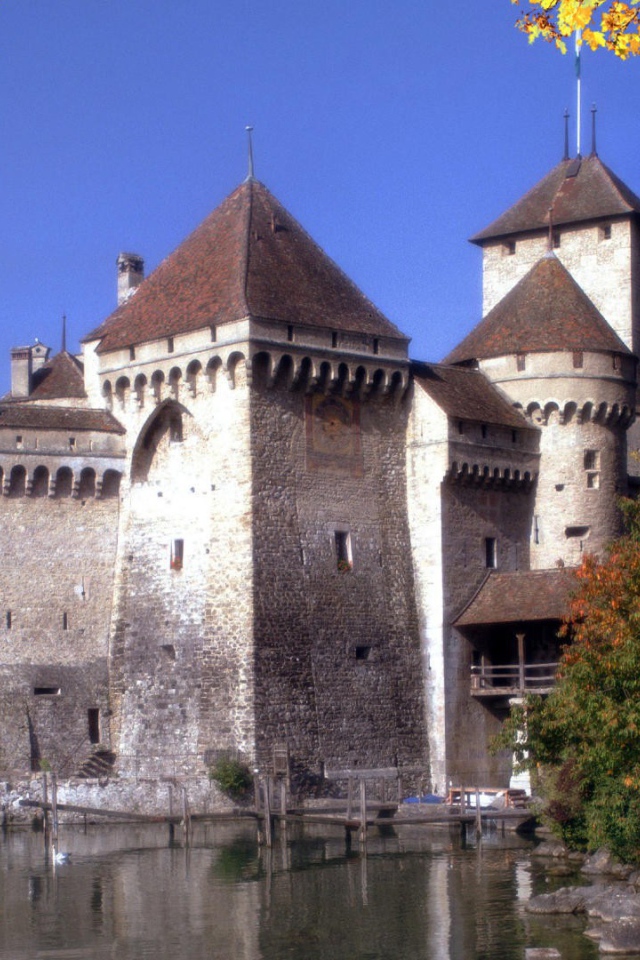 Старинная крепость у воды