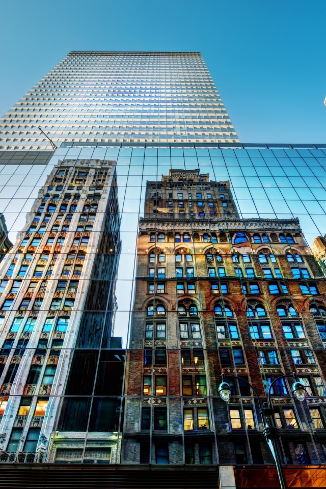 Отражение в окнах небоскреба