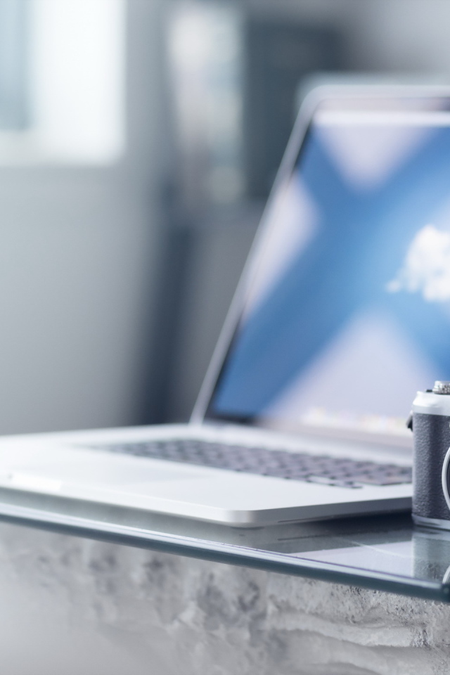 Современный ноутбук и ретро фотоаппарат