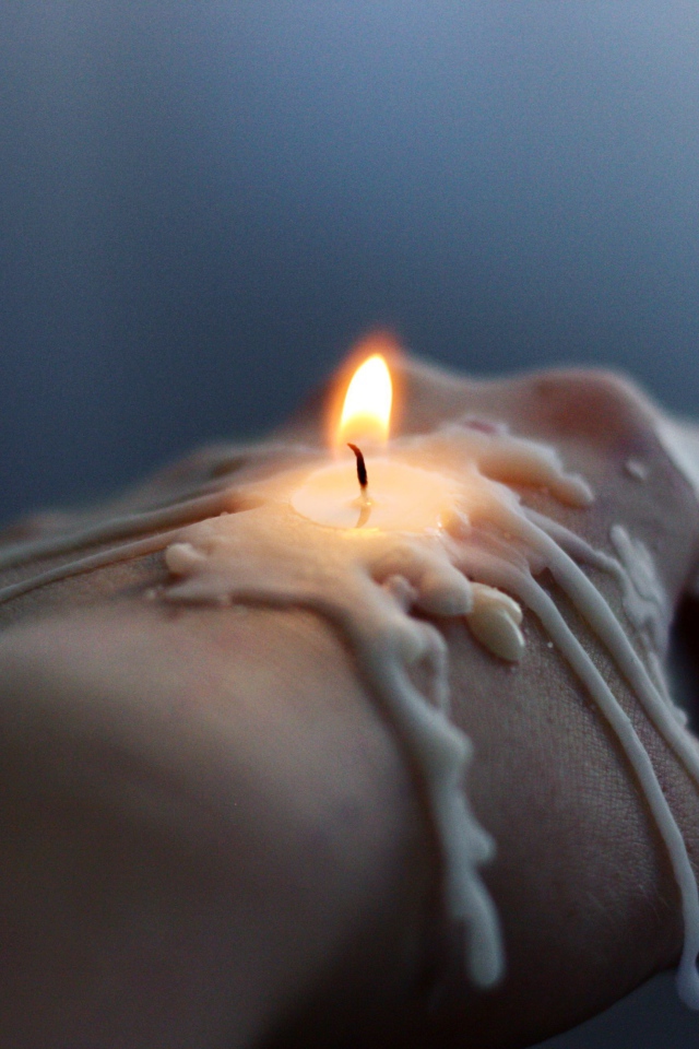 Горящая свеча на руке