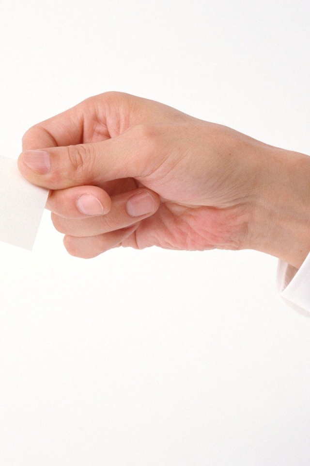 Листок бумаги в руке